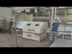 Os postes da cerca estão sendo perfurados para fixação de acessórios