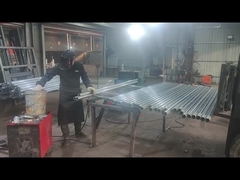 Postes de cerca estão sendo soldados no tamanho exigido pelo cliente.