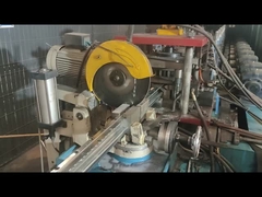 Pisto de pêssego está sendo cortado no tamanho exigido pelo cliente