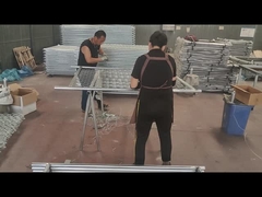 Os trabalhadores estão usando arame para conectar a cerca e o tubo do quadro