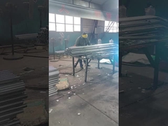 O conector da cerca está sendo soldado ao poste da cerca