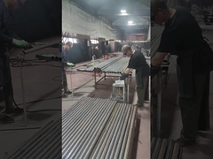 Os acessórios do corrimão estão a ser soldados aos postes do corrimão.