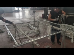 Chain link cerca está sendo ligado ao quadro