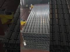 Os postes de guarda estão a ser empilhados.