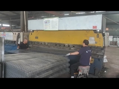 Cerca de malha em V sendo dobrada por máquina