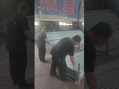 Os postes da cerca estão sendo polidos e empilhados